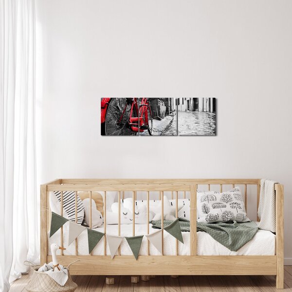 Obraz červeného kola na dlážděné ulici (s hodinami) (90x30 cm)