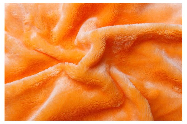 Mikroflanelové prostěradlo oranžové barvy. Vhodné na zimní období, je krásně hřejivé. Rozměr prostěradla je 90x200x20 cm