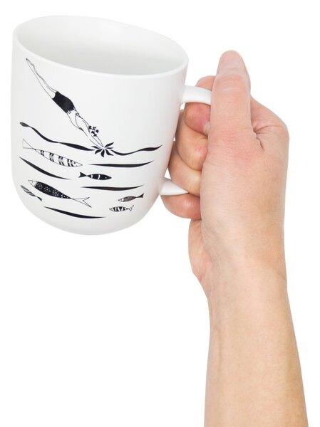 Porcelánový hrnek PPD Plavkyně, bílý, černá kresba, ryby, vlny, 400 ml
