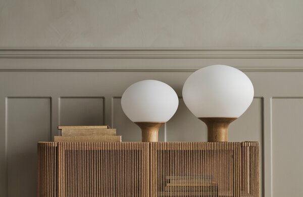 Bolia Opálově bílá skleněná stolní lampa Acorn 32 cm