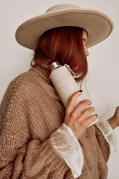 Skleněná lahev s obalem z umělé kůže EQUA Beige 750 ml