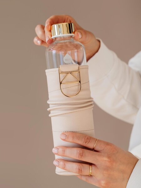 Skleněná lahev s obalem z umělé kůže EQUA Beige 750 ml