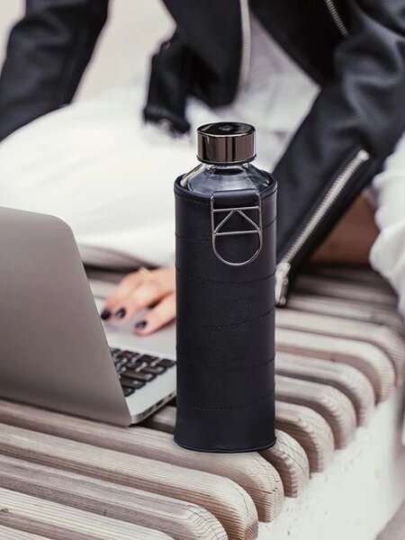 Skleněná lahev s obalem z umělé kůže EQUA Graphite 750 ml