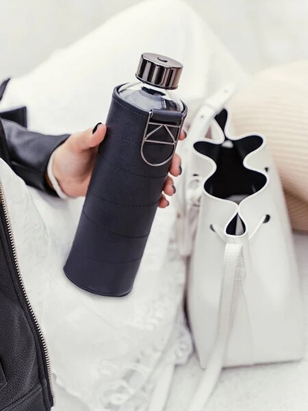 Skleněná lahev s obalem z umělé kůže EQUA Graphite 750 ml
