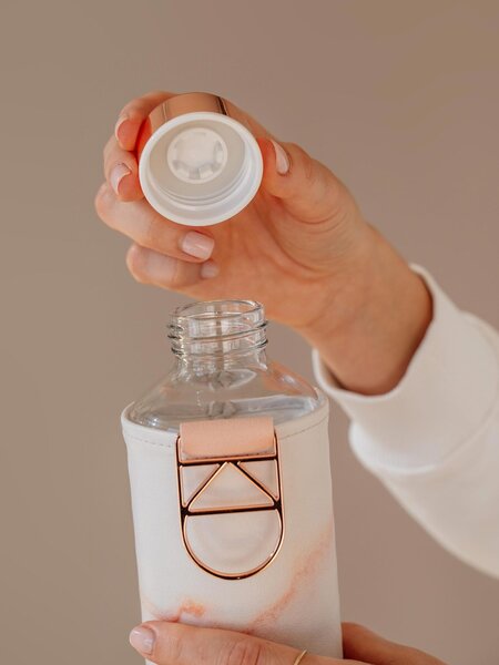 Skleněná lahev s obalem z umělé kůže EQUA Lava 750 ml