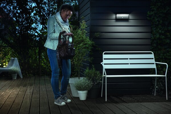 Philips LED Venkovní nástěnné svítidlo Bustan 2X4,5W, IP44 s pohybovým senzorem Teplota světla: 2700K - teplá bílá