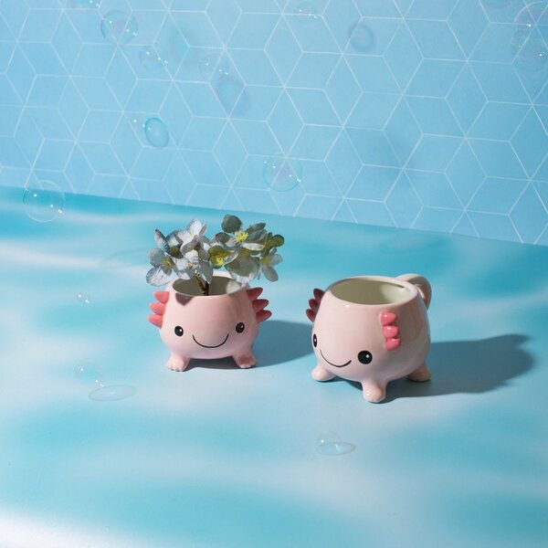 Světle růžový hrnek Axolotl – Sass & Belle