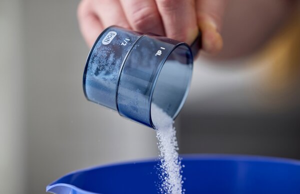 Rosti Modrá plastová odměrka Mensura 100 ml