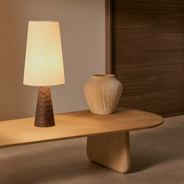 Tmavá dřevěná stolní lampa Kave Home Amire