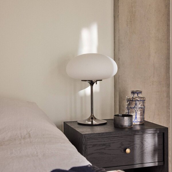 GUBI Gubi stolní lampa Stemlite, černá-chrom, výška 42 cm, stmívatelné, stmívatelný, Chrom / stříbro, Obývací pokoj / jídelna, kov, Design