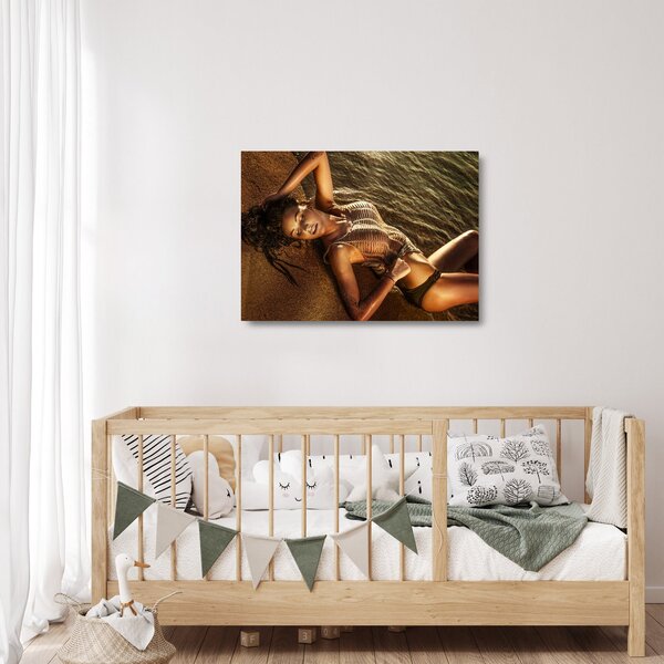 Skleněný obraz ženy ležící na pláži (70x50 cm)