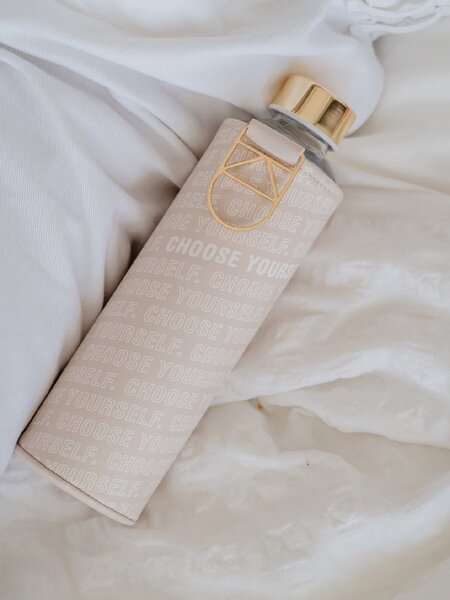 Skleněná lahev s obalem z umělé kůže EQUA Choose Yourself 750 ml
