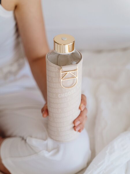 Skleněná lahev s obalem z umělé kůže EQUA Choose Yourself 750 ml