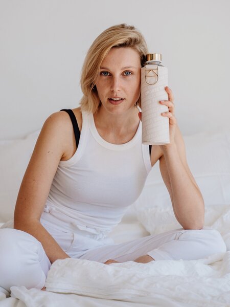 Skleněná lahev s obalem z umělé kůže EQUA Choose Yourself 750 ml
