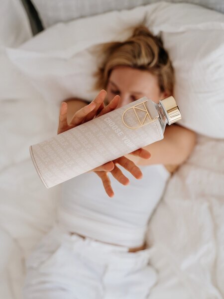 Skleněná lahev s obalem z umělé kůže EQUA Choose Yourself 750 ml