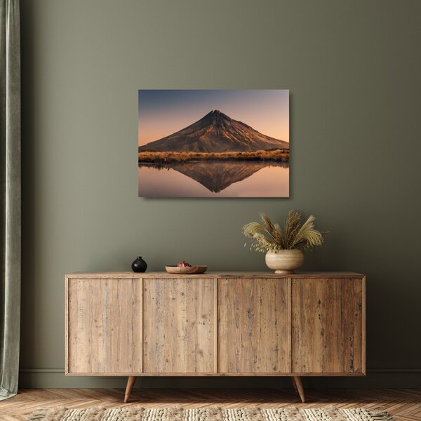 Skleněný obraz odrazu hory Taranaki, Nový Zéland (70x50 cm)