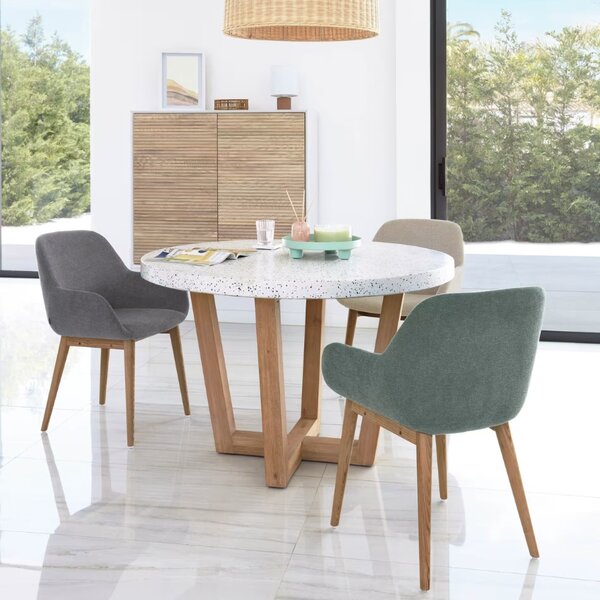 Zelená čalouněná jídelní židle Kave Home Konna s tmavou podnoží