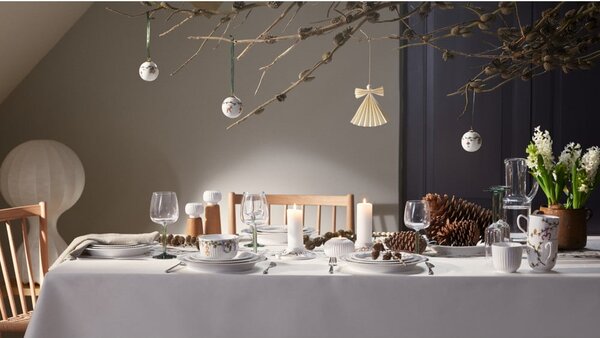 Mlýnek z dubového dřeva na koření s bílým detailem z porcelánu Kähler Design Hammershoi, výška 13 cm