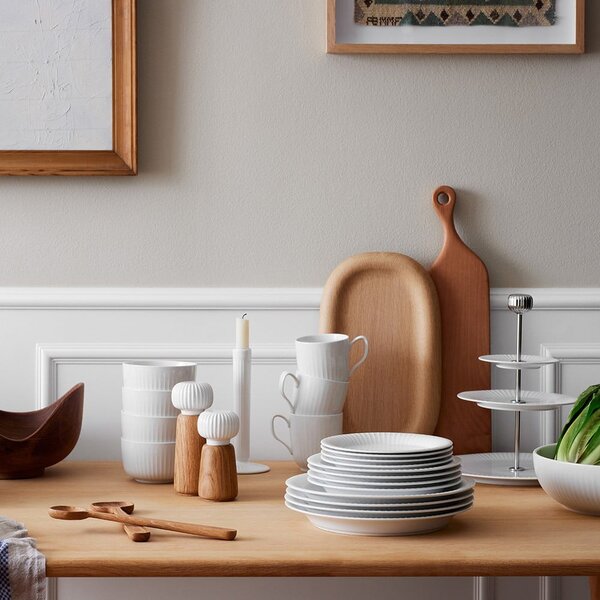Mlýnek z dubového dřeva na koření s bílým detailem z porcelánu Kähler Design Hammershoi, výška 17,5 cm