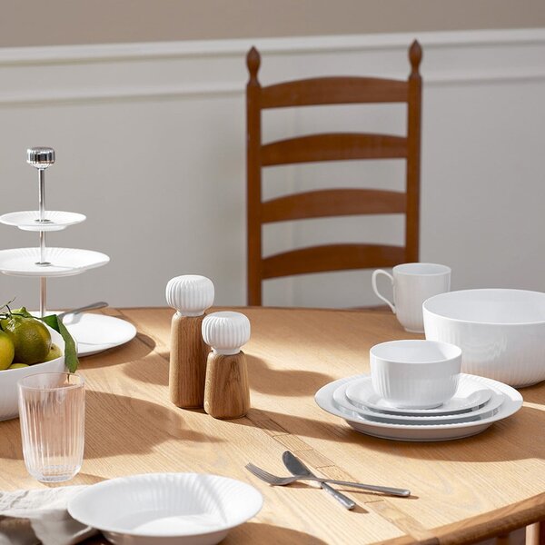 Mlýnek z dubového dřeva na koření s bílým detailem z porcelánu Kähler Design Hammershoi, výška 13 cm