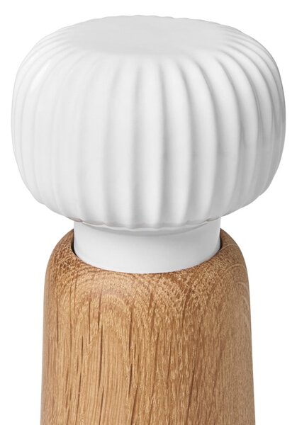 Mlýnek z dubového dřeva na koření s bílým detailem z porcelánu Kähler Design Hammershoi, výška 17,5 cm
