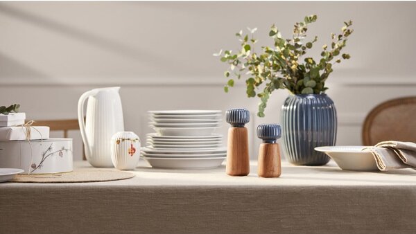 Mlýnek z dubového dřeva na koření s šedomodrým detailem z porcelánu Kähler Design Hammershoi, výška 17,5 cm