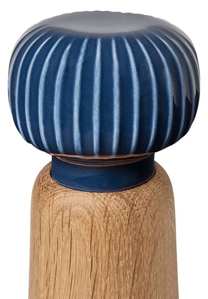Mlýnek z dubového dřeva na koření s tmavě modrým detailem z porcelánu Kähler Design Hammershoi, výška 17,5 cm