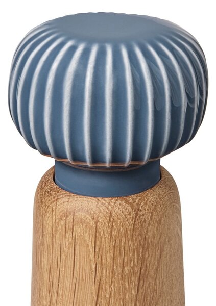Mlýnek z dubového dřeva na koření s šedomodrým detailem z porcelánu Kähler Design Hammershoi, výška 17,5 cm