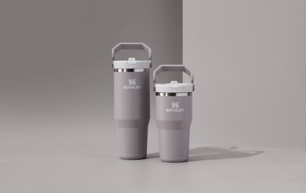 Světle šedá termoska z nerezové oceli 410 ml IceFlow™ Flip Straw 2.0 Tumbler Ash – Stanley