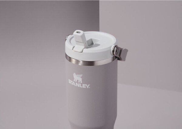 Světle šedá termoska z nerezové oceli 410 ml IceFlow™ Flip Straw 2.0 Tumbler Ash – Stanley