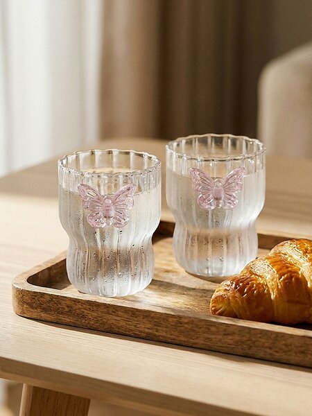 Sinsay - Rýhované sklenice s aplikací ve tvaru motýla, 2 ks - pastelová růžová
