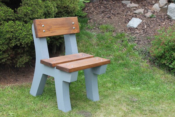 Betonová židle Pekárek Barva prken: Palisandr, Ošetření betonových nohou: S povrchovou úpravou (penetrace, barva, lak)