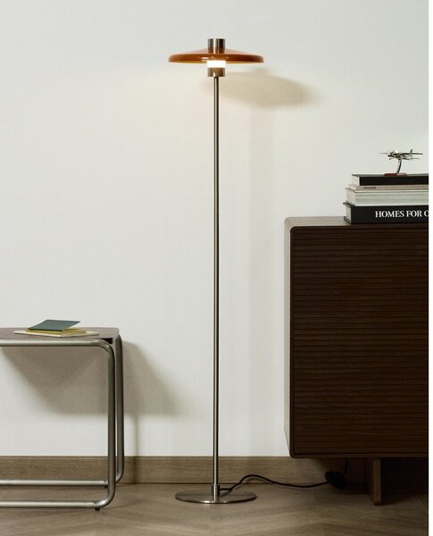 Oranžová stojací lampa s kovovým stínidlem (výška 130 cm) Nuvira – Kave Home