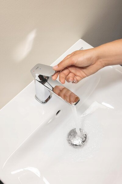 Stojánková umyvadlová baterie Grohe stříbrná