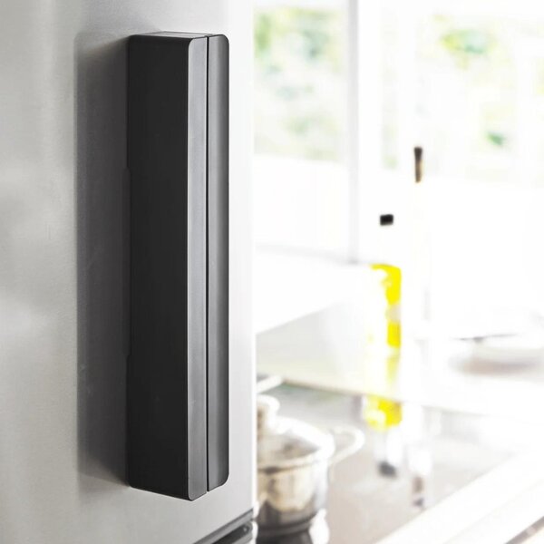 Černý plastový magnetický držák na kuchyňské fólie Yamazaki Tower 32,6 cm
