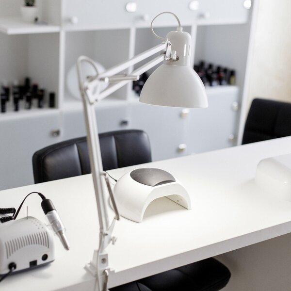 Bílá stolní lampa s ohybatelnou konstrukcí/s klipem (výška 73,5 cm) Tajo – Trio