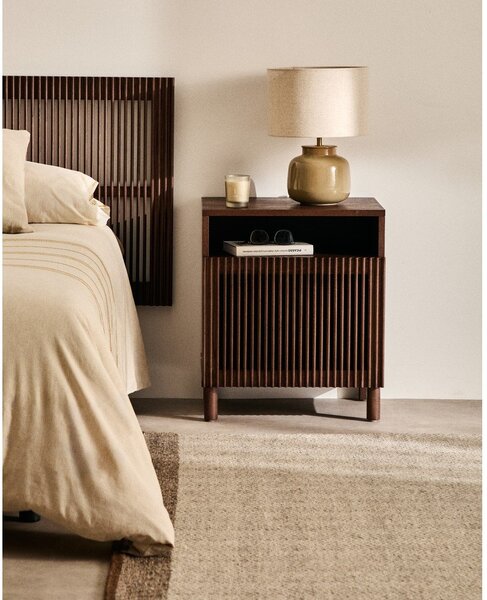 Tmavě hnědý noční stolek v dekoru ořechu s poličkami Beyla – Kave Home