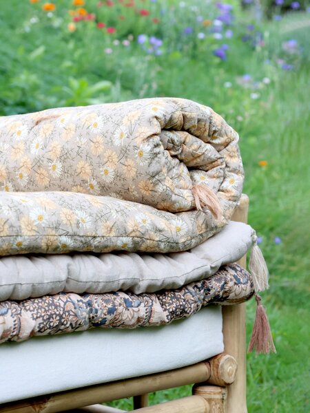 Latté bavlněný přehoz s květinovým motivem Quilt Flower - 130*180 cm - Chic Antique