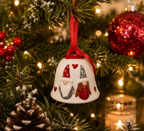Keramický závěsný zvoneček se skřítky – 5 × 5 cm 3003326