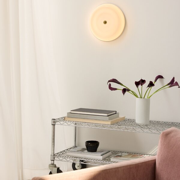 Halo Design Opálově bílé skleněné nástěnné LED světlo Wave 30 cm