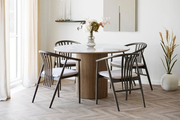 Nordic Living Hnědá dubová jídelní židle Augustin