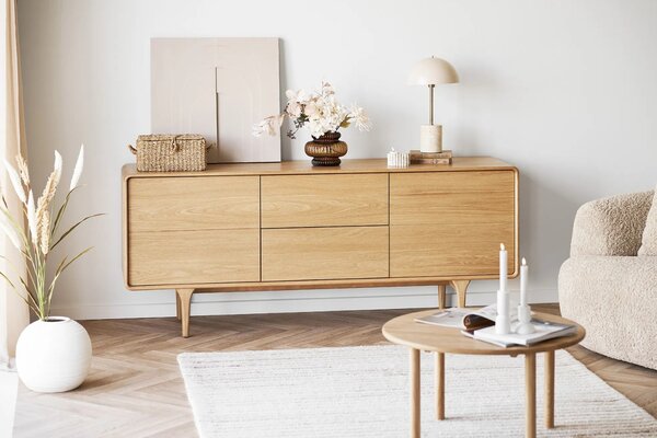 Nordic Living Dubová komoda Drew 180 x 45 cm