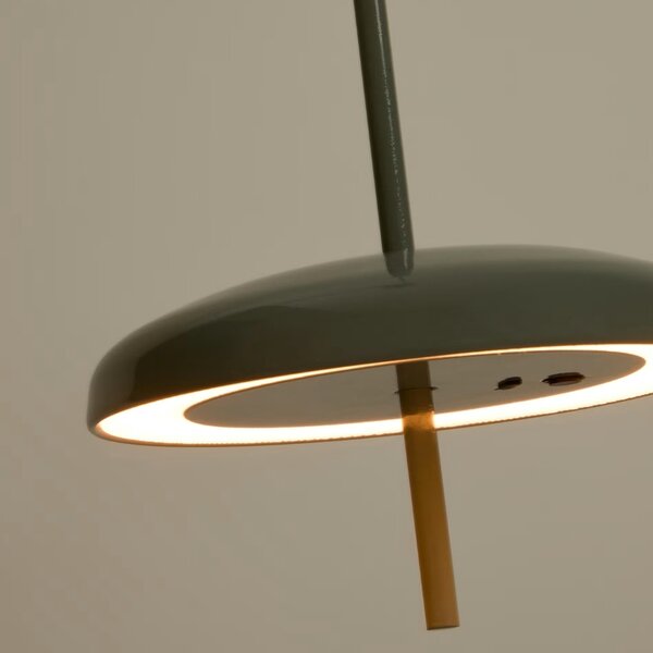 Kave Home Zelené kovové nabíjecí závěsné LED světlo Porte Ø 16 cm