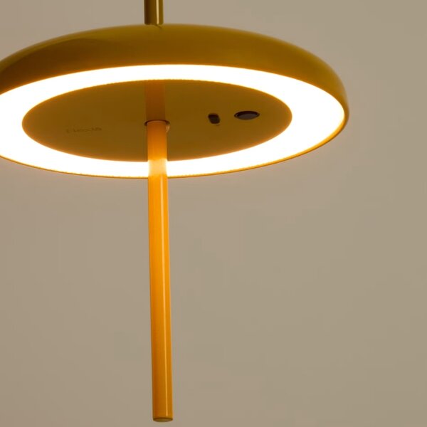 Kave Home Žluté kovové nabíjecí závěsné LED světlo Porte Ø 16 cm