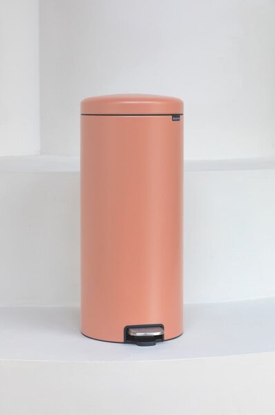 Nášlapný ocelový odpadkový koš v lososové barvě 30 l NewIcon – Brabantia