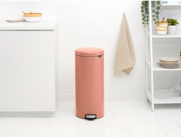 Nášlapný ocelový odpadkový koš v lososové barvě 30 l NewIcon – Brabantia