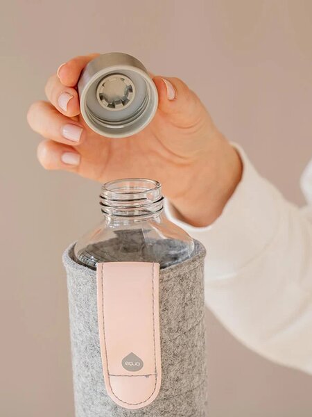 EQUA Mismatch Pink Breeze 750 ml designová luxusní ekologická skleněná lahev na pití s plstěným obalem