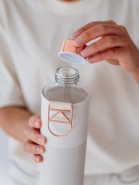 Skleněná lahev s obalem z umělé kůže EQUA Sage 750 ml