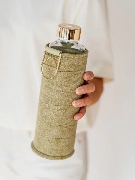Skleněná lahev s plstěným obalem EQUA Pistachio 750 ml