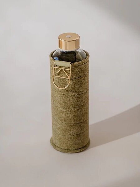 Skleněná lahev s plstěným obalem EQUA Pistachio 750 ml